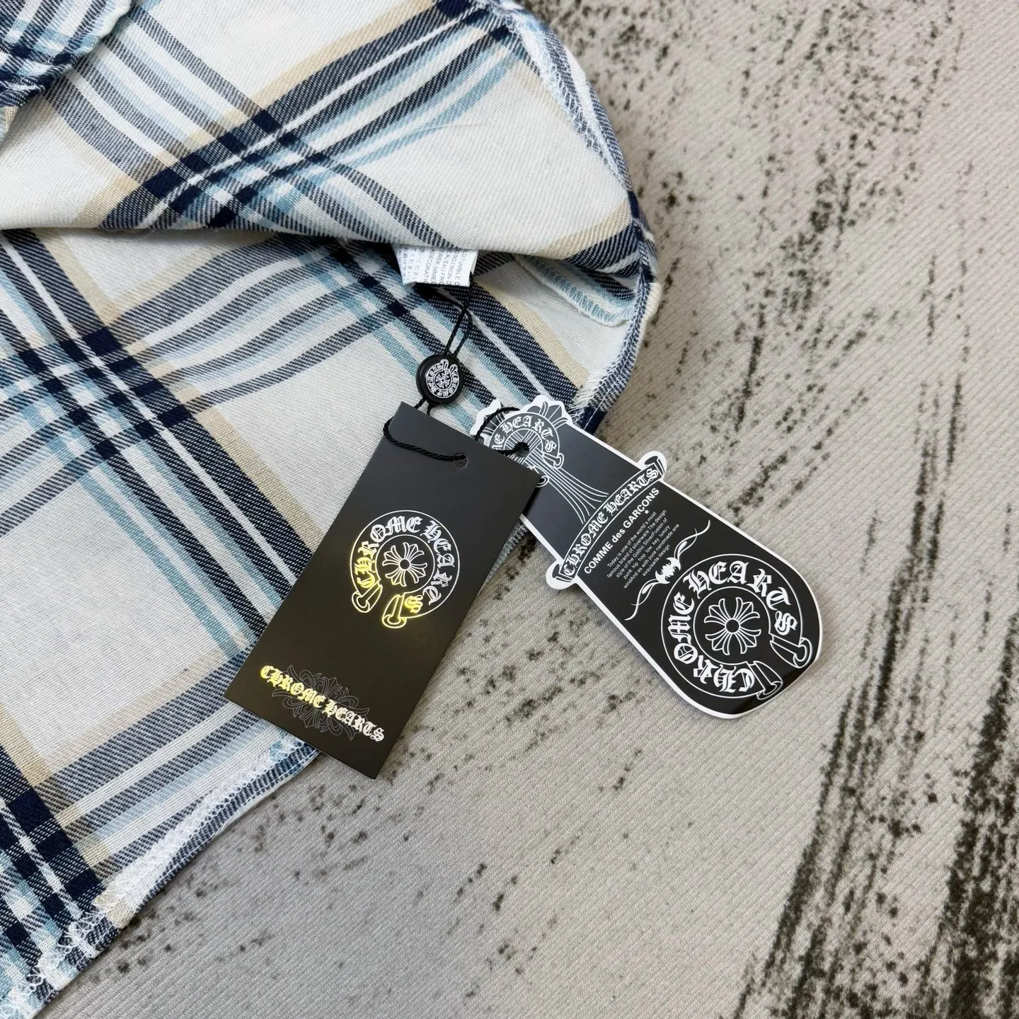 P190 ChromeHearts Miami limited-edition plaid shirt with embroidered leather label. Same style as ChromeHearts counters. Made of 300g pure cotton fabric. Very textured on the handle. Three-dimensional and atmospheric. Versatile and easy to wear in autumn. Simple and elegant. Adopts os version. The upper body effect is great. Suitable for all body types. Soft and comfortable. CH letter cross embroidery on the front ➕ horseshoe embroidered leather label on the back ➕ cross button custom hardware. Small mark on the hem. Resistant to machine washing. Does not fade or deform. Complete accessories, original mold opening, perfect restoration of zp 2:1, same style for men and women, versatile and easy to choose, size s m l xl color picture color